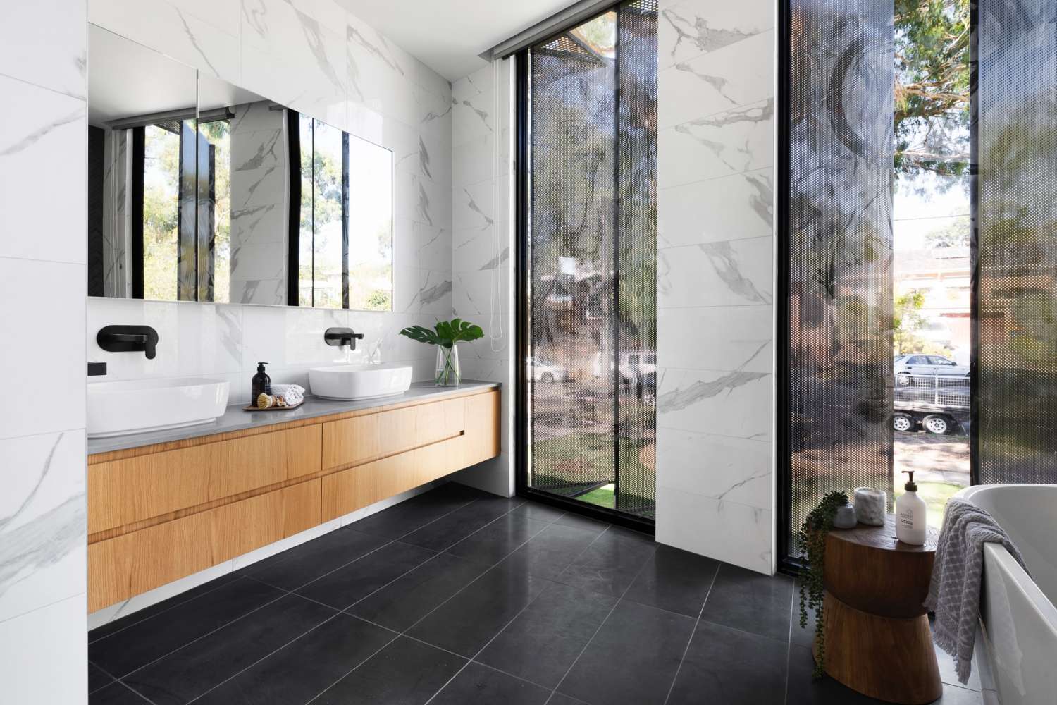 Baño de la vivienda, palisades en estilo moderno con acabados en marmol